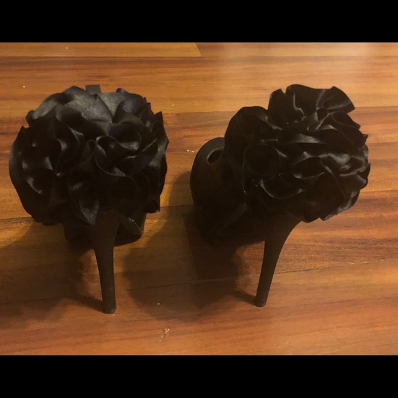 Black Heels w/ Back Ruffle Design - Picture 3 of 4
